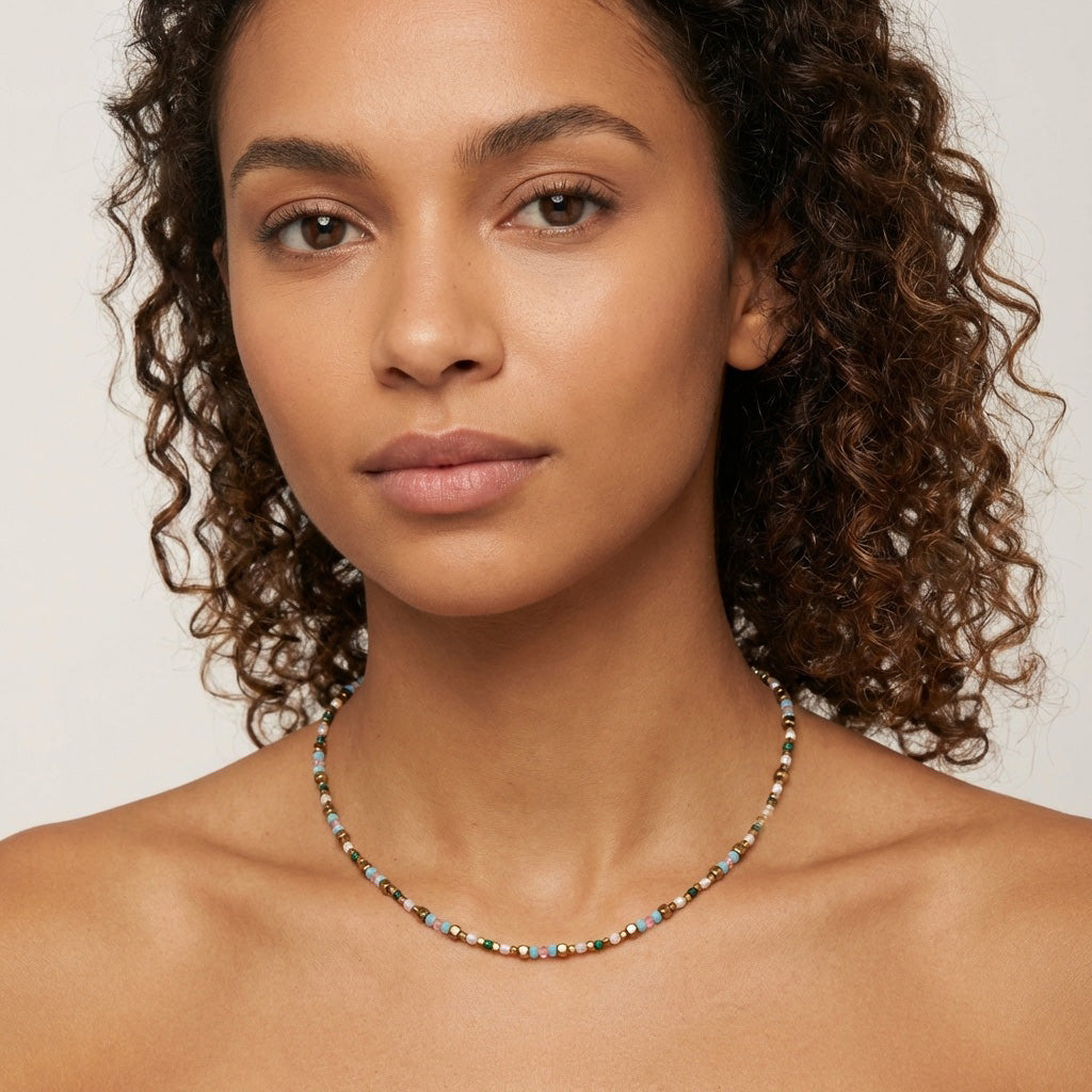 שרשרת פנינים ואבנים מאת שיר פלד