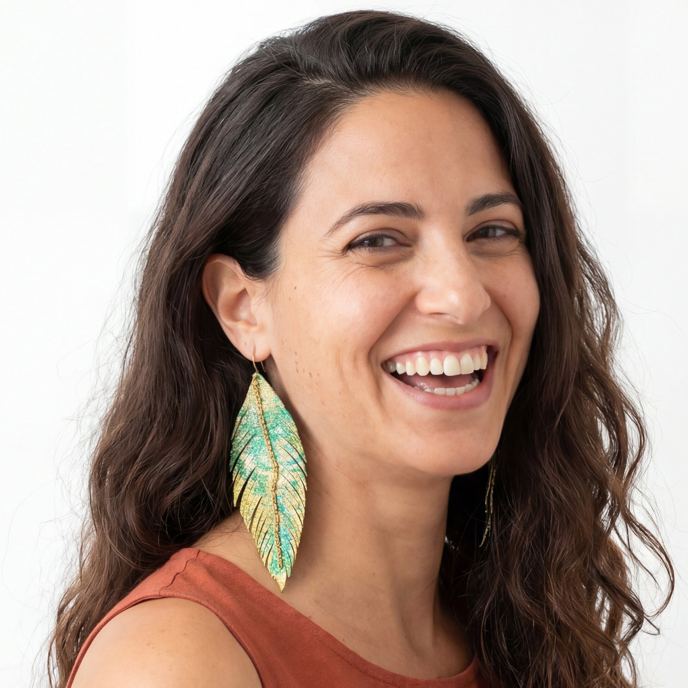 עגילי נוצה מאת שירז פלד