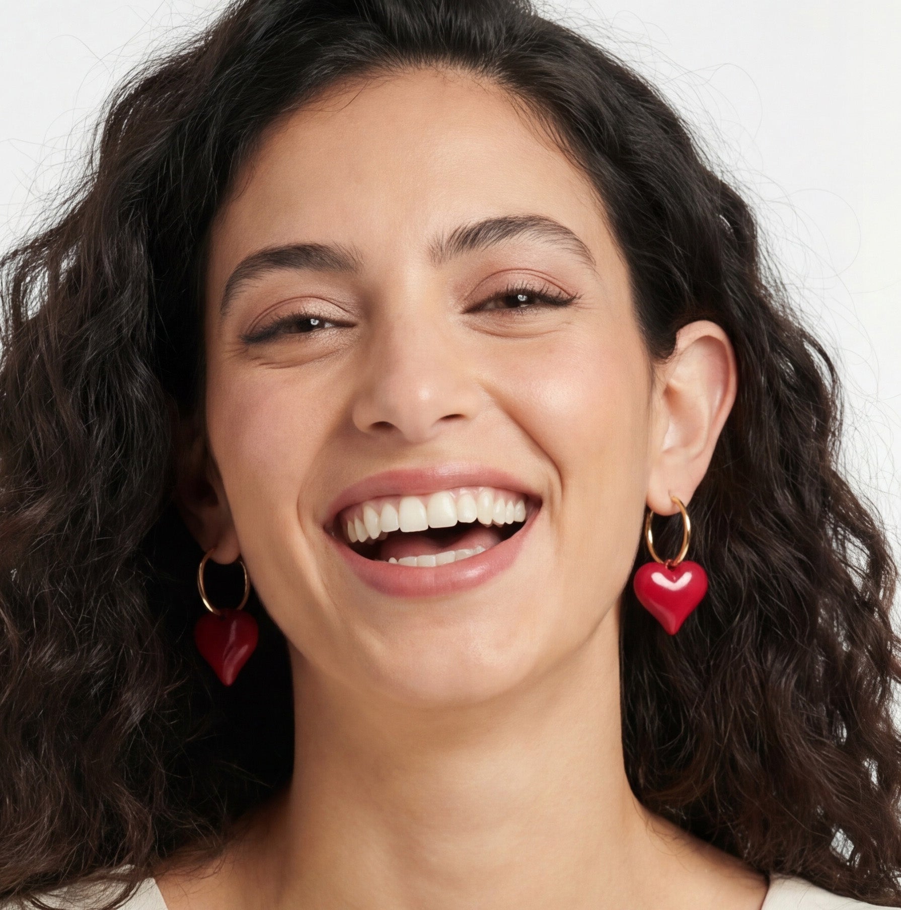 עגילי לב מאת שירז פלד