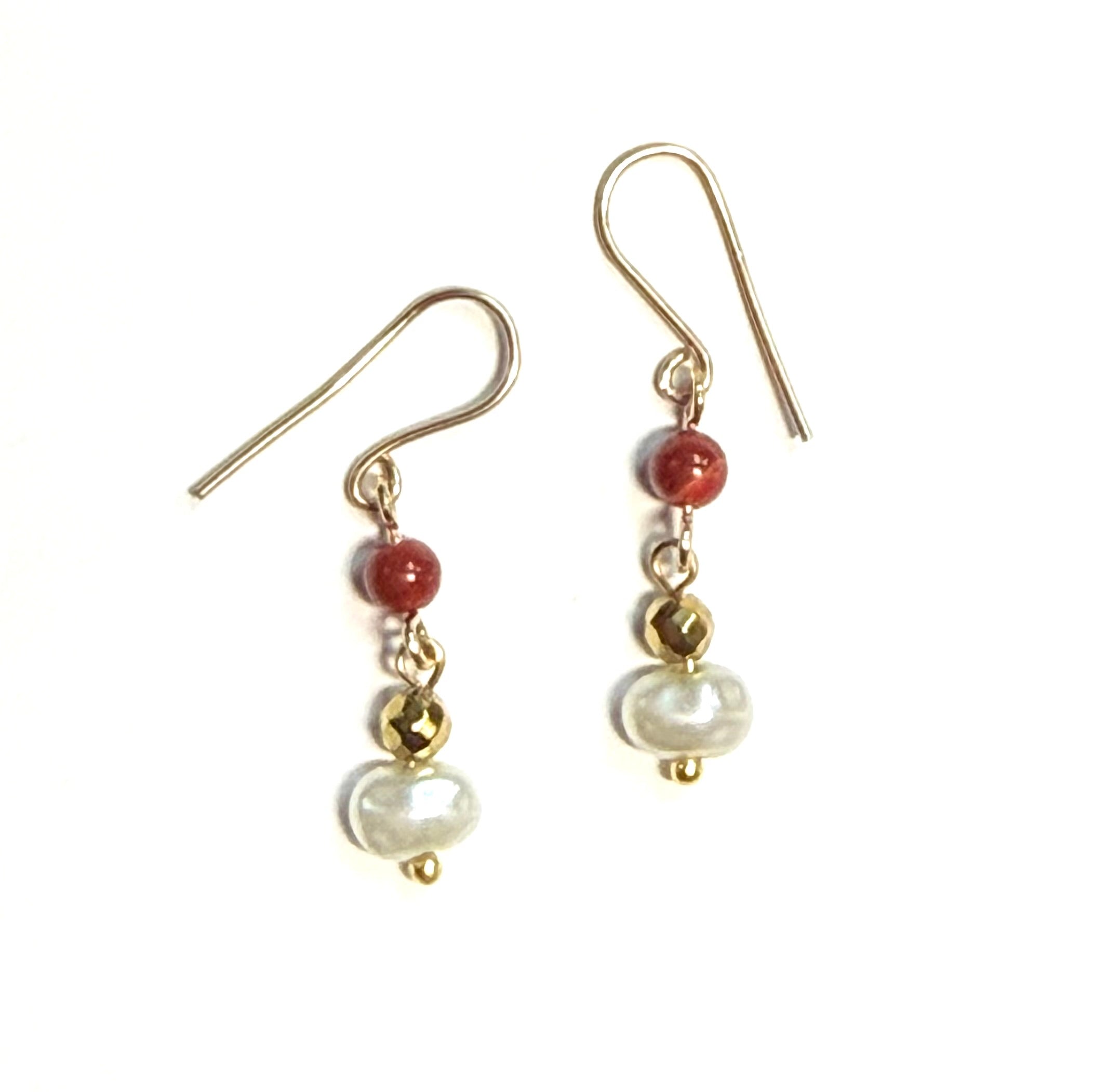 עגילי פנינים מאת שירז פלד